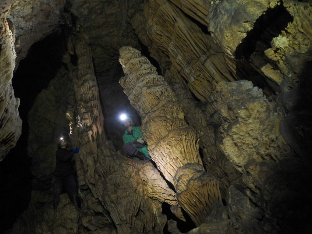 Explorando parte de la cueva Peña Miel