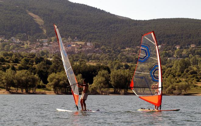 jovenes realizando windsurf en el embalse Gonzáles-Lacasa